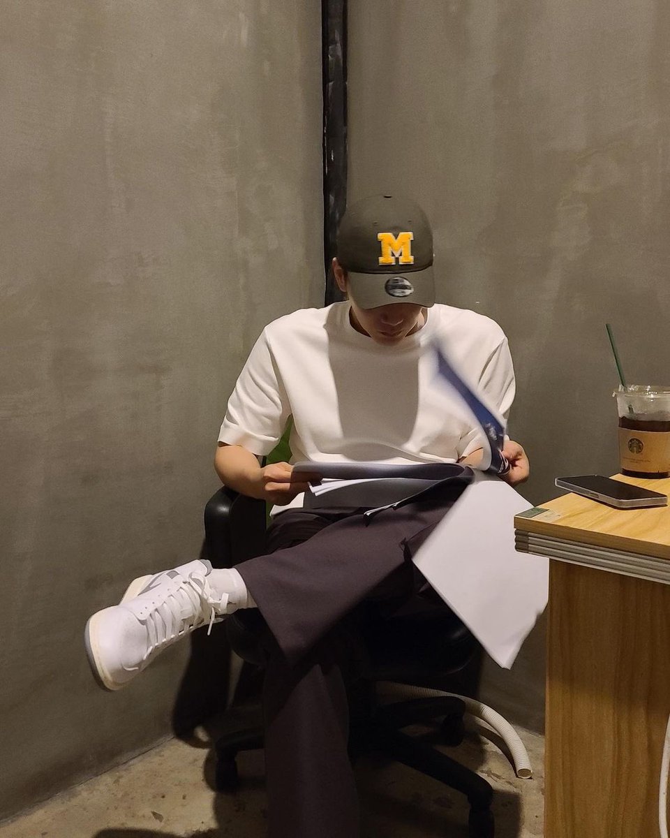 Real2PMBrasil's tweet photo. 2PMSTAGRAM | 21.09.22 - Atualização da conta oficial do 2PM no Instagram. 

“Ming sunbae-nim que transborda uma aura profissional todas as vezes que ele vai pra Tailândia. ✨🫶
#OJeitoConferindoOScript #Dirigindo #Perfeito💯
#OOceanoPacífico #Ombros #Perfeitos💯” https://t.co/nkvAwYM7bY