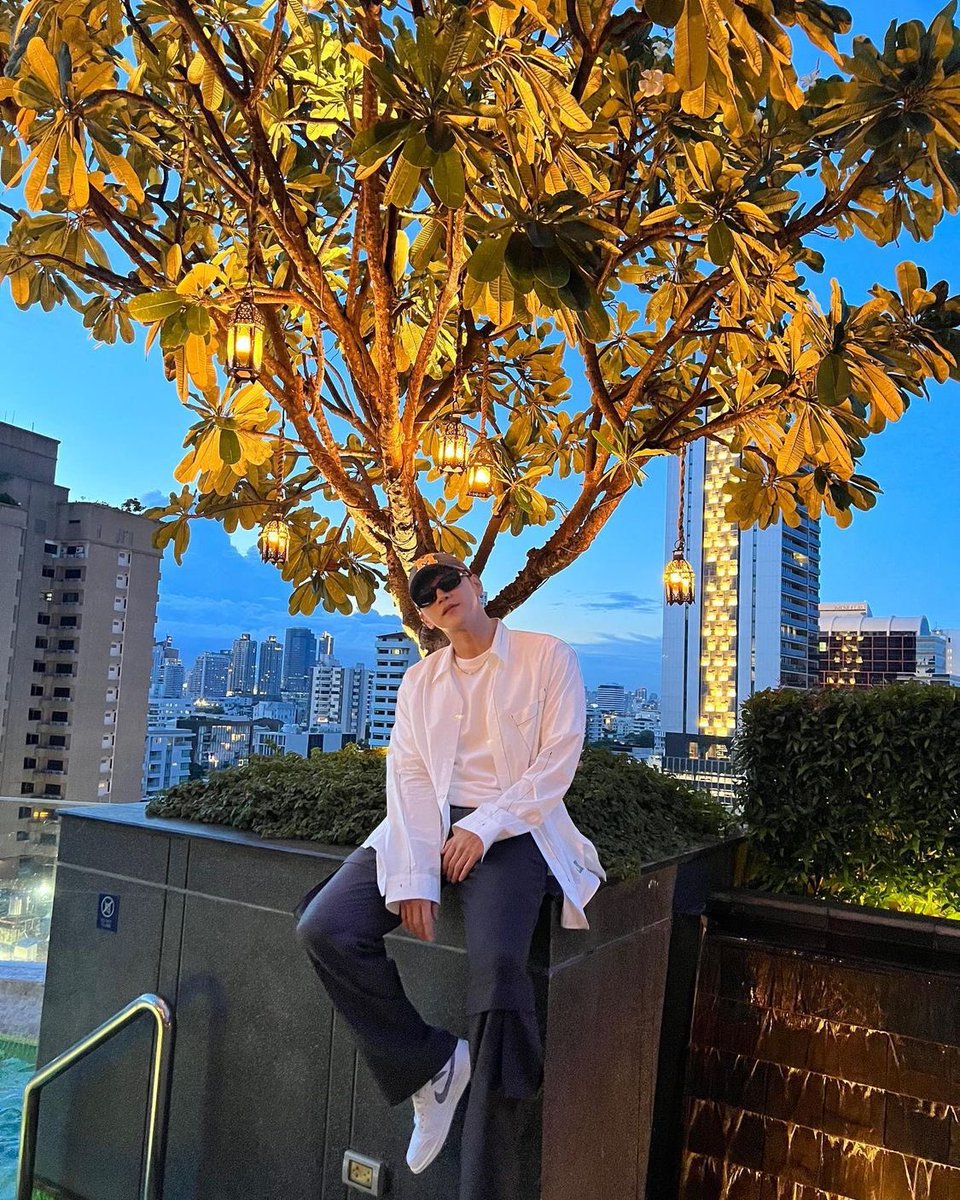 Real2PMBrasil's tweet photo. 2PMSTAGRAM | 21.09.22 - Atualização da conta oficial do 2PM no Instagram. 

“Ming sunbae-nim que transborda uma aura profissional todas as vezes que ele vai pra Tailândia. ✨🫶
#OJeitoConferindoOScript #Dirigindo #Perfeito💯
#OOceanoPacífico #Ombros #Perfeitos💯” https://t.co/nkvAwYM7bY