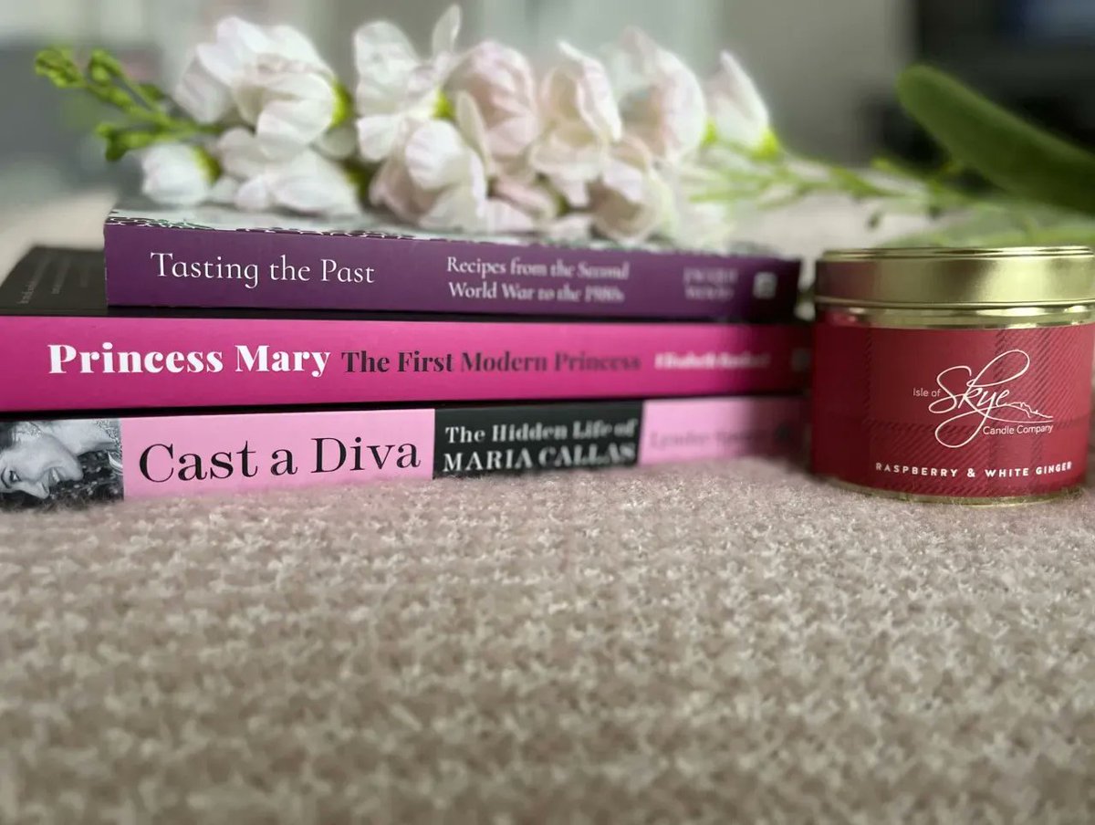 TheHistoryPress's tweet image. Happy #pinkwednesday! 🌸🌷🎀 (📚:bit.ly/3dfBnyW)  #bookstack #bookstackchallenge #booktwitter