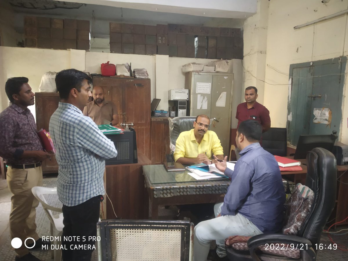 SDMGodhra's tweet photo. આજ તા.૨૧/૯/૨૦૨૨ ના રોજ બપોરના ૧૫ : ૦૦ કલાકે કાલોલ તાલુકા સંકલન અને ફરીયાદ સમિતિની બેઠક યોજી તથા કાલોલ તાલુકા સ્વાગત ફરીયાદ નિવારણની કામગીરી કરી.મામલતદાર કચેરી,કાલોલની ઇ-ઘરા શાખા,પુરવઠા શાખાની મુલાકાત કરી અને કાલોલ પોલીસ સ્ટેશનની તપાસણી કરી @CMOGuj @pkumarias @CollectorGodhra https://t.co/QNmtEnGzWk