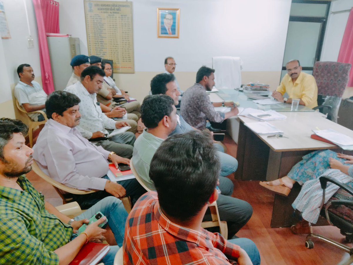 SDMGodhra's tweet photo. આજ તા.૨૧/૯/૨૦૨૨ ના રોજ બપોરના ૧૫ : ૦૦ કલાકે કાલોલ તાલુકા સંકલન અને ફરીયાદ સમિતિની બેઠક યોજી તથા કાલોલ તાલુકા સ્વાગત ફરીયાદ નિવારણની કામગીરી કરી.મામલતદાર કચેરી,કાલોલની ઇ-ઘરા શાખા,પુરવઠા શાખાની મુલાકાત કરી અને કાલોલ પોલીસ સ્ટેશનની તપાસણી કરી @CMOGuj @pkumarias @CollectorGodhra https://t.co/QNmtEnGzWk
