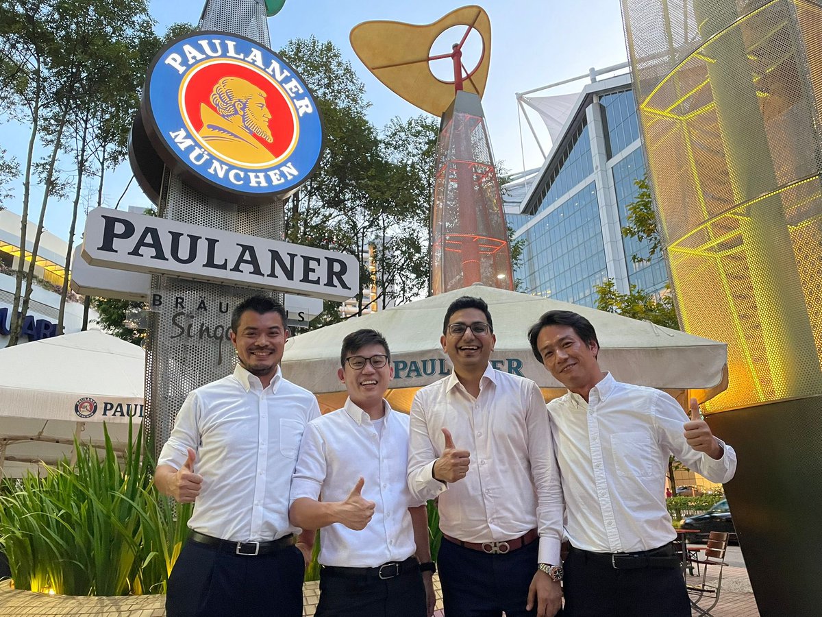 Great catching up with <a href="/SumitGhorawat/">Sumit Ghorawat</a> of <a href="/Shopkirana/">DIRECT | Powered by ShopKirana</a> in Singapore! Everyone wearing a bit formal today 😉
投資先ShopKirana創業者のSumitとシンガポールで。今日はそれぞれの理由でみんなフォーマル。