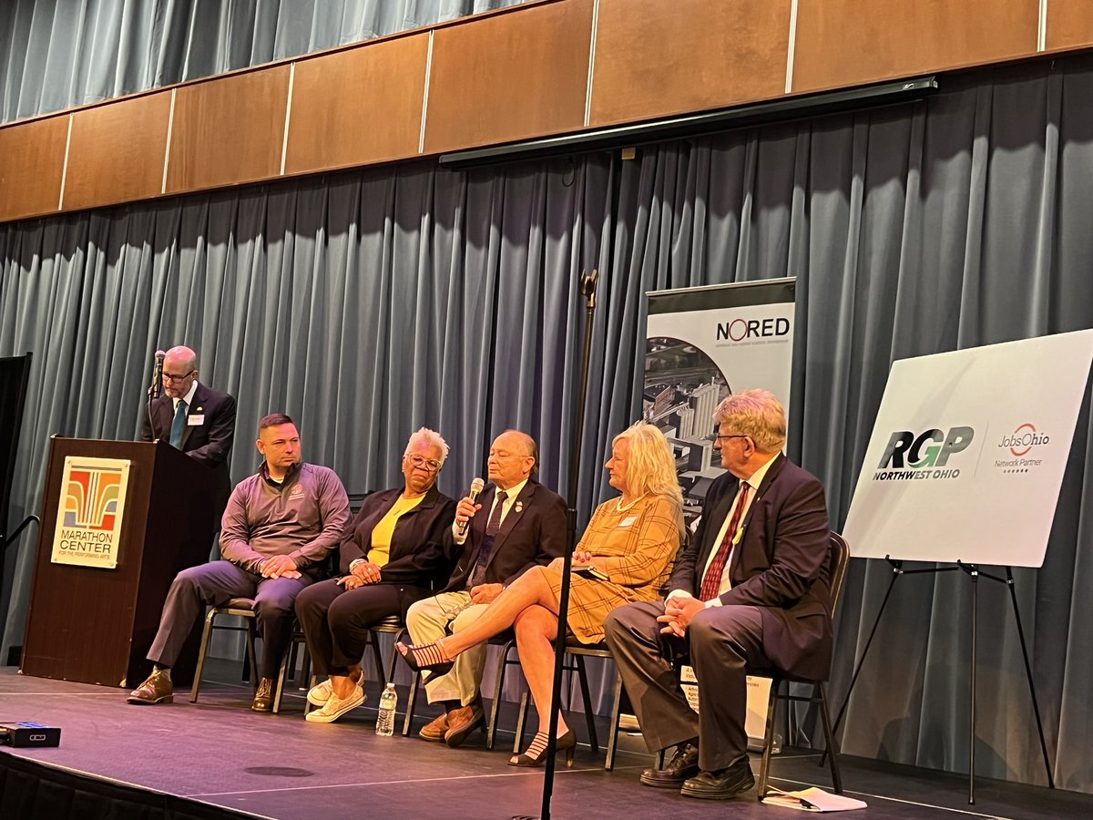 FindlayHancock's tweet photo. This morning @nwOhioED @RGP_Toledo @JobsOhio are hosting a legislative round table in #Findlay focused on #EconDev. Thank you legislators for prioritizing policy that will support our economy including infrastructure, workforce and education . #TopMicro https://t.co/zWMYNnqjl3