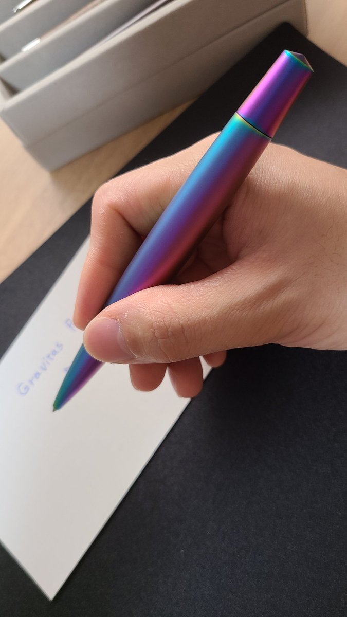 軸には平面がひとつ。 グリップしたときに平面部分を親指、人差し指