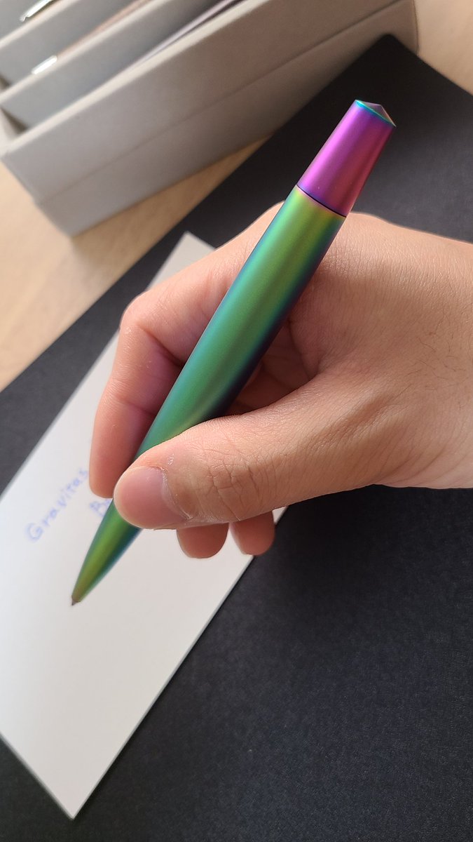 軸には平面がひとつ。 グリップしたときに平面部分を親指、人差し指