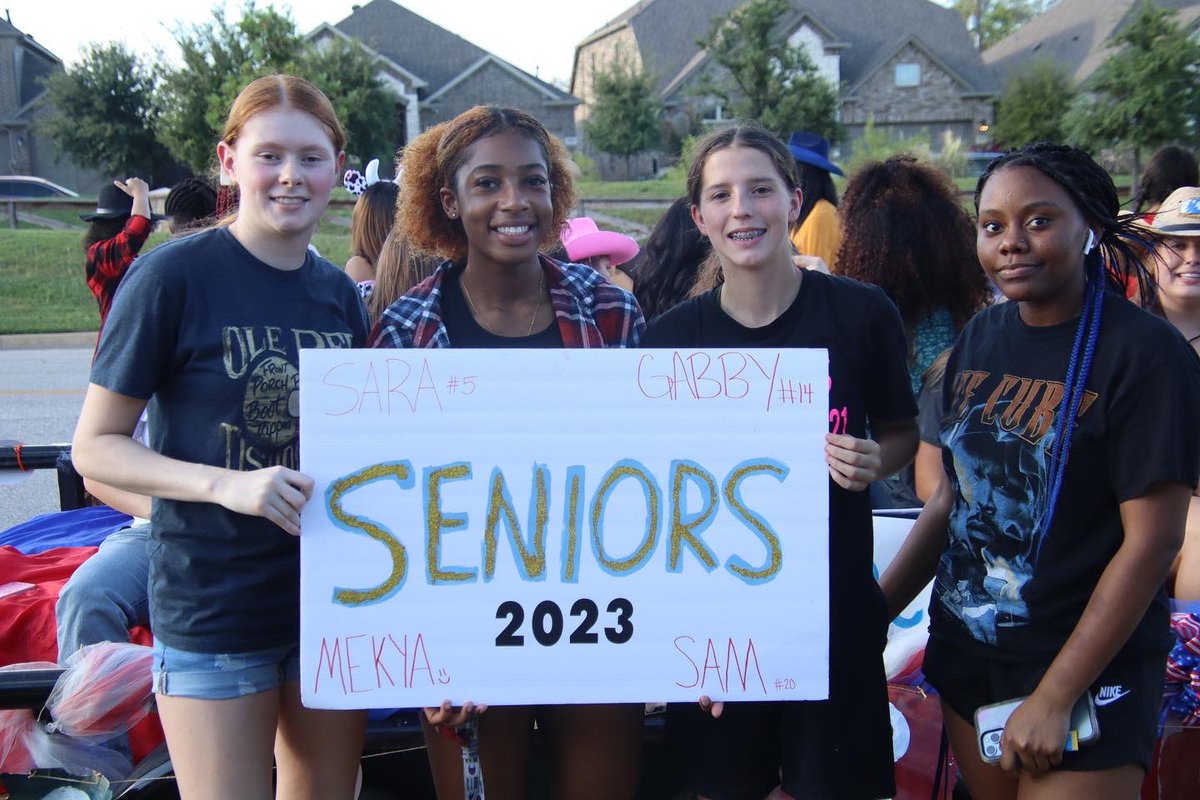 Richland_Gbball's tweet photo. Fun times @ HOCO parade!!! Excited for this year. @BISDAthletics1  @Richlandhigh https://t.co/ZIpE0asVT8