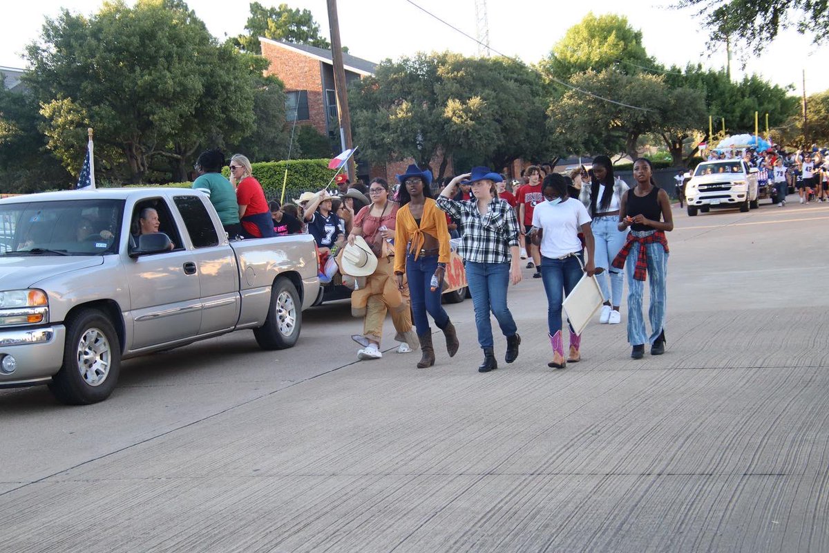 Richland_Gbball's tweet photo. Fun times @ HOCO parade!!! Excited for this year. @BISDAthletics1  @Richlandhigh https://t.co/ZIpE0asVT8