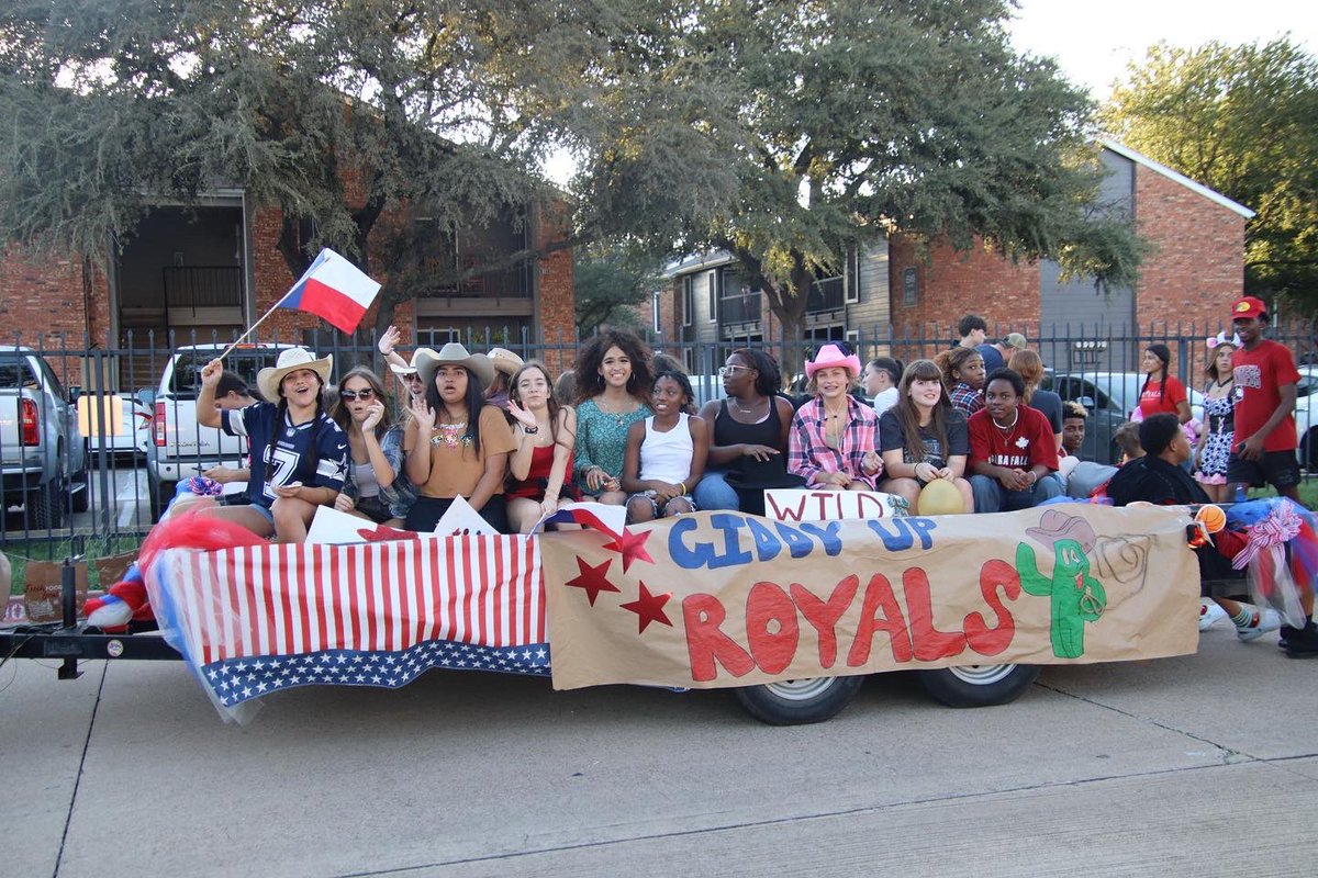 Richland_Gbball's tweet photo. Fun times @ HOCO parade!!! Excited for this year. @BISDAthletics1  @Richlandhigh https://t.co/ZIpE0asVT8