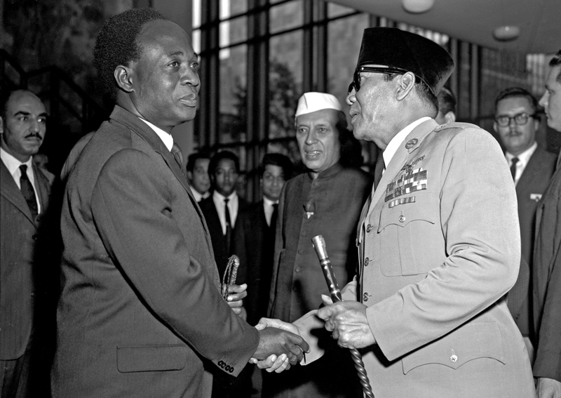 NanaYaaMensah5's tweet photo. @asaaseradio995 One of many favourites. #Osagyefo, Jawaharlal #Nehru of India and #Sukarno of Indonesia.
Three pillars of the #NonAlignedMovement and 1955 Bandung #AsianAfricanConference at the UN General Assembly, New York City, 4 October 1960.
#NAASP
#ColdWar
#KwameNkrumahMemorialDay https://t.co/yv9fJZeqV3