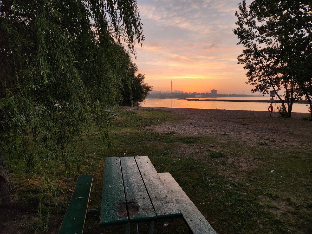 EdRubinstein's tweet image. Started the day with an early morning #run along #LakeOntario..."kick at the darkness"...