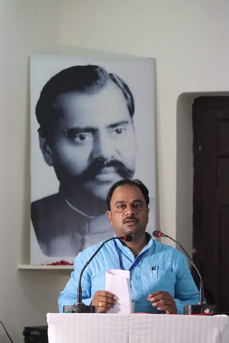 बैठक के दूसरे अंतराल में किसानों, छोटे व्यापारियों और छात्रों की समस्याओं पर संवाद जारी है एवं 2024 के चुनाव में इन समस्यओं के समाधान तालशने पर कैसे जोर दिया जाए इसको लेकर वैचारिक मंथन किया जा रहा है...