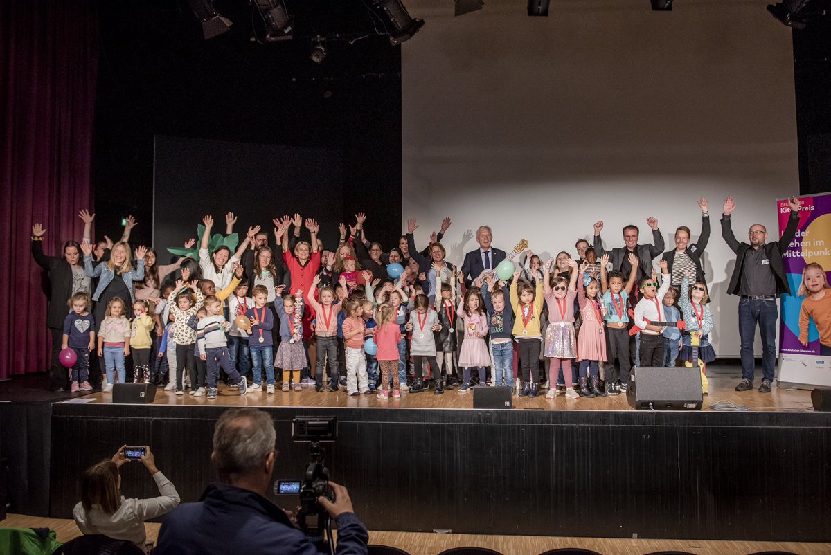 Herzlichen Glückwunsch an das Familienzentrum Olga-Krippe in Heilbronn zum 1. Platz beim Deutschen Kita-Preis 2022! Heute haben wir das bei Preisübergabe in Heilbronn zusammen gefeiert - und wie! #kita <a href="/dkjs_bildung/">DKJSBildungsstiftung</a> #heilbronn #erster Bilder: ©DKJS/Erich Benz