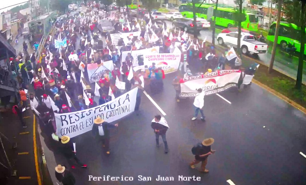 amilcarmontejo's tweet photo. Marcha que estaba en puente Roosevelt zona 11 ahora se dirige por Periférico 10 calle colonia Tikal I zona 7 rumbo a puente Villa Linda. https://t.co/wskJIZGpCo