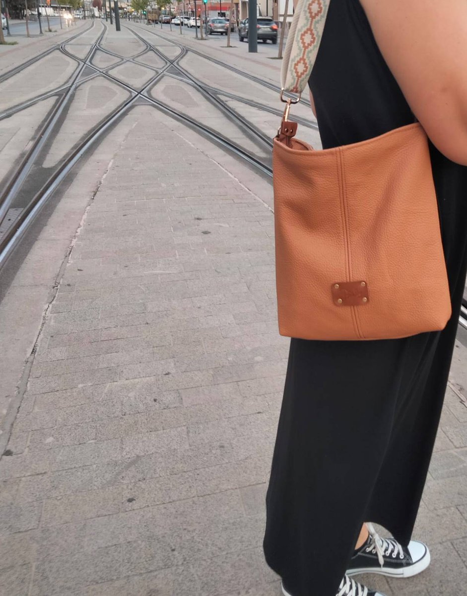 bolsospiely's tweet photo. Bolsos de hombro hechos con piel flor en tono Camel en varios tamaños, para hacer tu día más práctico y cómodo.
Disfruta con un bolso único y artesano.
Reserva 647911077 Ely

# bolsospiely
#Albolote
#versátil
#funcional
#pielflor
#artesanía
#hechoamano
#handmade https://t.co/oURgDsHg0c