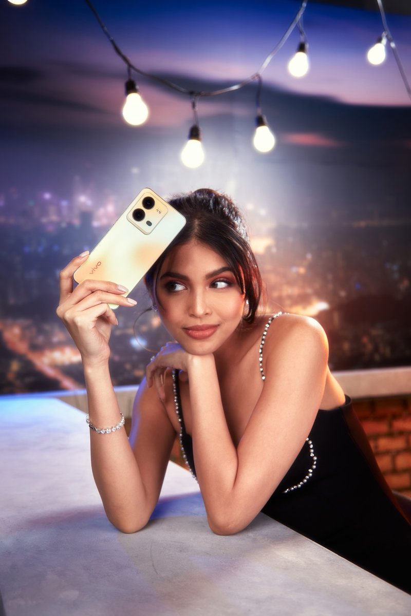 First dibs on this amazing vivo V25 in Sunrise Gold with Photochromic 2.0 Design! Get yours for only PHP 23,999 with limited-time FREEBIES starting September 24 via <a href="/LazadaPH/">Lazada Philippines</a> and @Vivo_Phil e-store and on October 1 at vivo offline stores and kiosks nationwide. #vivoV25Series5G