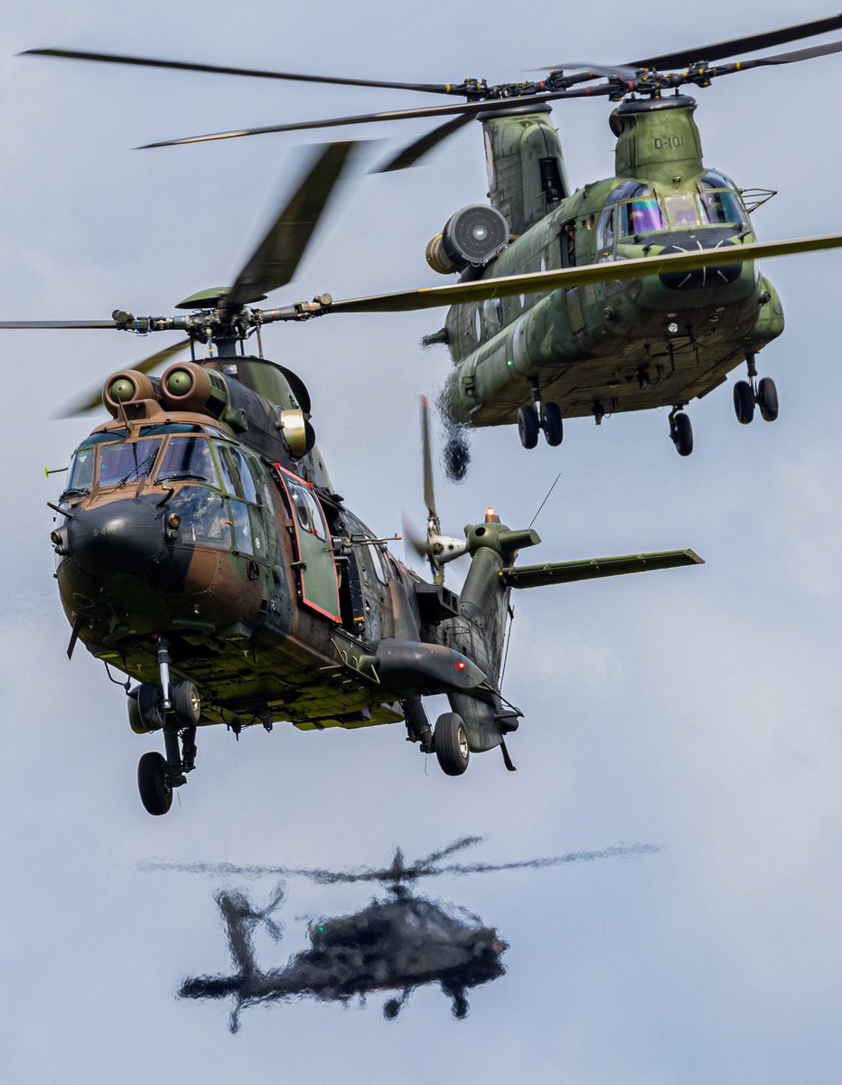 dhcluchtmacht's tweet image. Vanmiddag en vanavond trainen wij samen met de @landmacht in omgeving @rotterdam zuid. Twee transporthelikopters maken buitenlandingen terwijl de gevechtshelikopter het luchtruim bewaakt. Een buitenlanding staat voor het landen op een niet standaard landingslocatie. #watvliegter