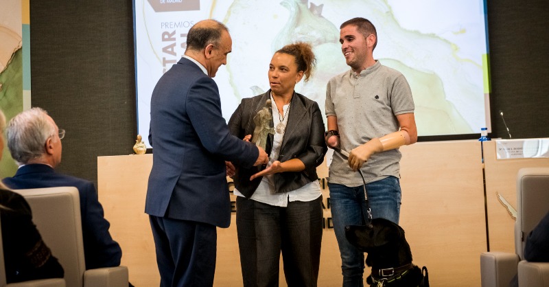 ONCE_oficial's tweet photo. 🦮El #PerroGuía Xabat, primero en el mundo en acompañar a una persona #ciega y sin manos, recibe el premio 'Bienestar Animal' del Colegio de Veterinarios de #Madrid

@COLVEMA @melisatuya @VeterinariaUCM @WorldVetAssoc
#VIPremiosBienestarAnimalCOLVEMA #FOPG #SiempreCaminandoJuntos