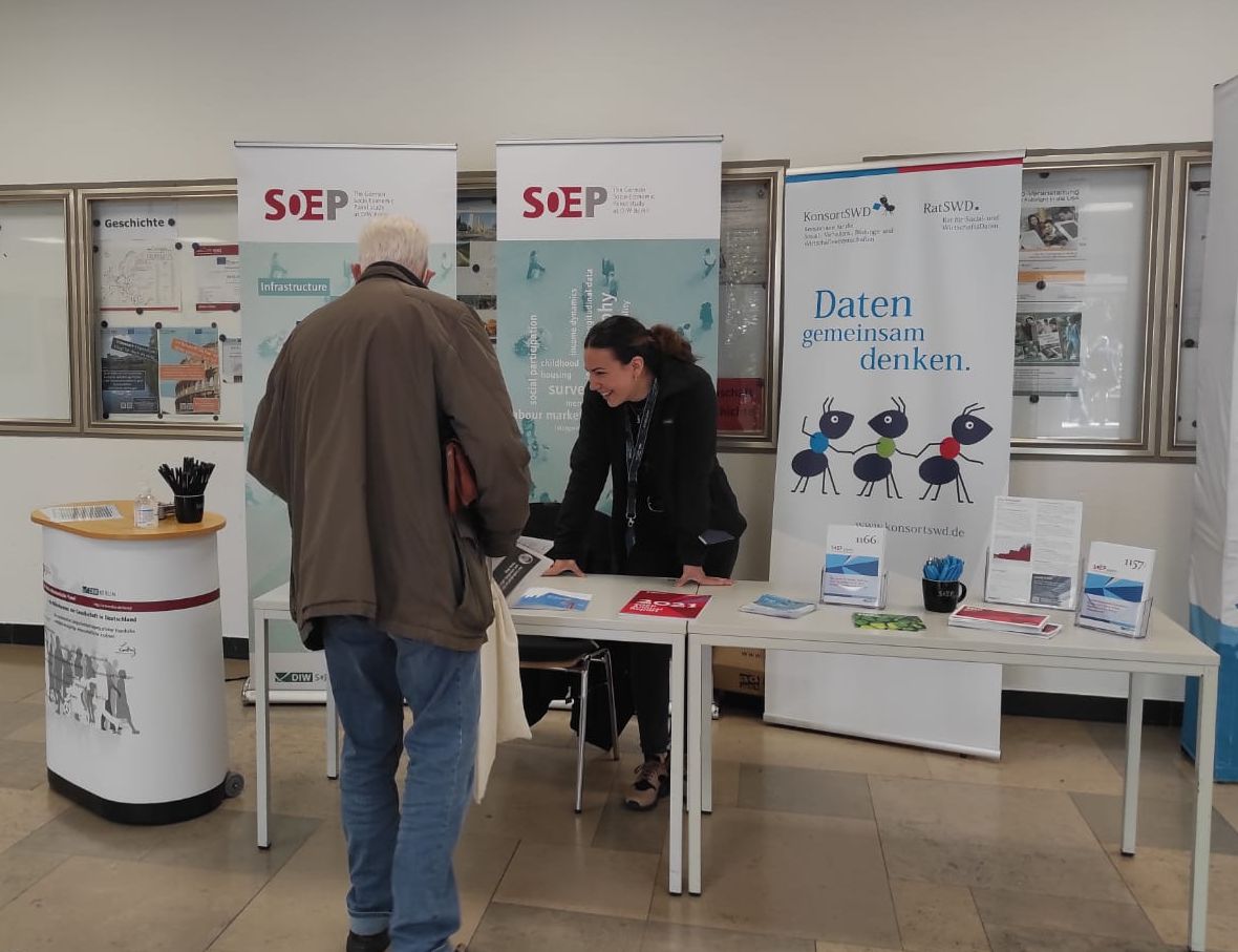 Liebig_Stefan's tweet photo. #StatistischeWoche 2022 in Münster: Bis Freitag freut sich unsere Kollegin Selin Kara über Besuch am Infostand des SOEP. Neben #Greifkrafttest, Stiften und Publikationen mit #soepdata gibt es dort auch Informationen rund um @KonsortSwd zu finden. https://t.co/LznMVoSwNT