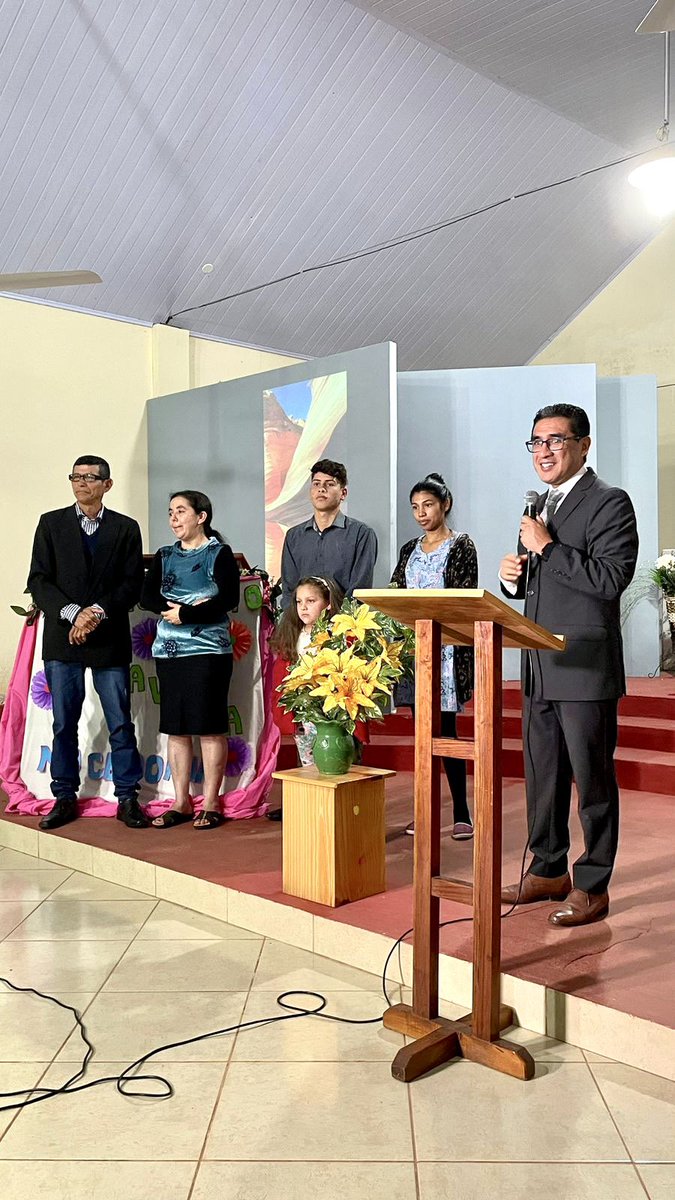 Pr_JaimePerez's tweet photo. Segunda noche de Caravana de Evangelismo #LaÚltimaInvitación.
Bendición en la iglesia El Jardín, hijos de Dios entregando su vida a Jesús (entre ellos dos conquistadores). https://t.co/tXZtcyMjhm