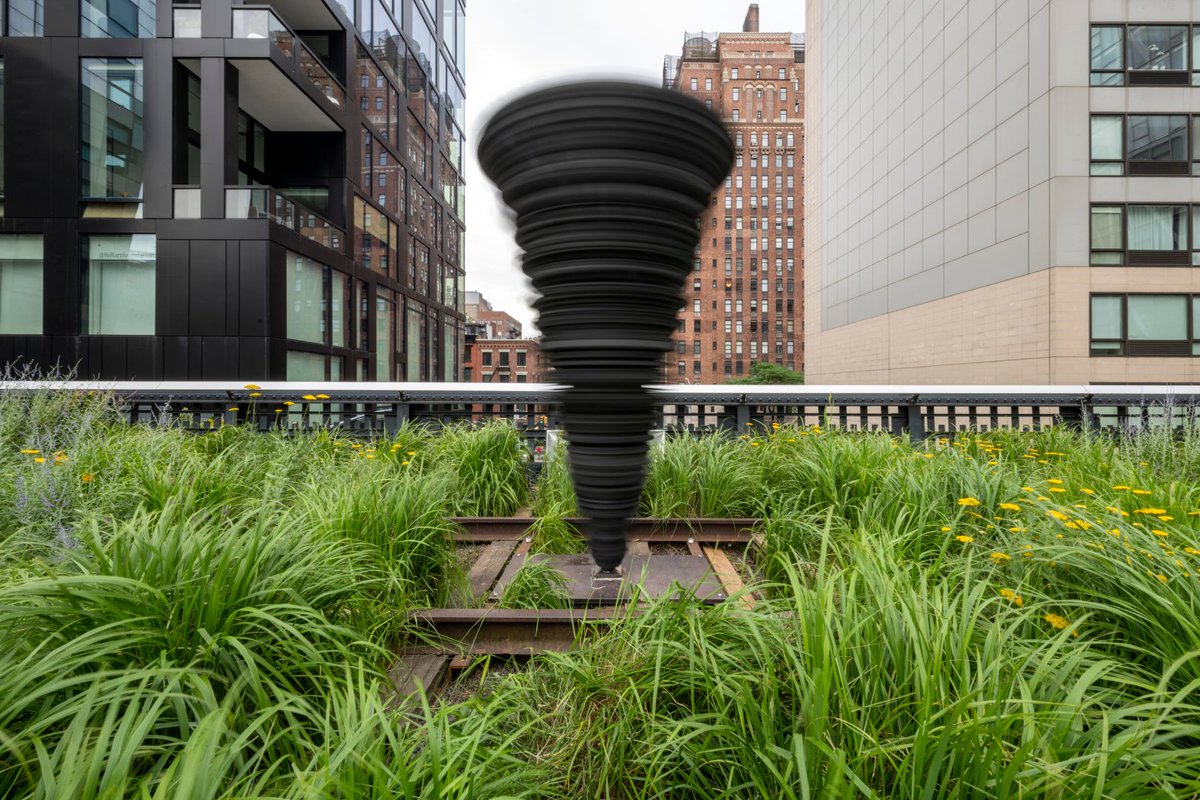 AudemarsPiguet's tweet photo. “Windy “ is built to withstand all four seasons in New York. The disks are made of lightweight UV-proof and waterproof foam that will enable the sculpture to spin in rain or shine.
#AudemarsPiguet #APxART https://t.co/1mLoumsXnt