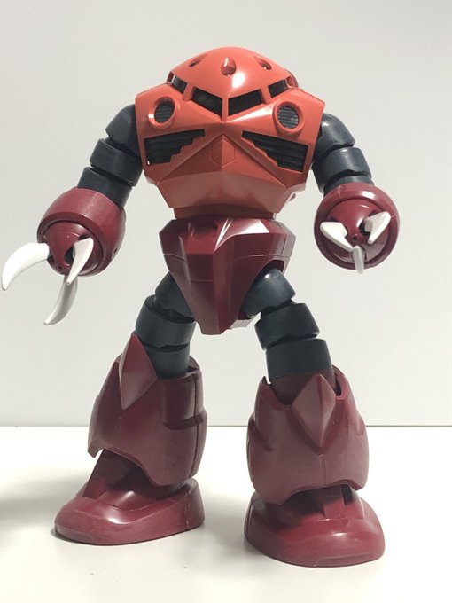 組み立てること2時間。HGはしばしば旧キットより小ぶりになったなという印象を持つけれど、ズゴックは昔のボリューム感のまんまでなんかうれしい。 