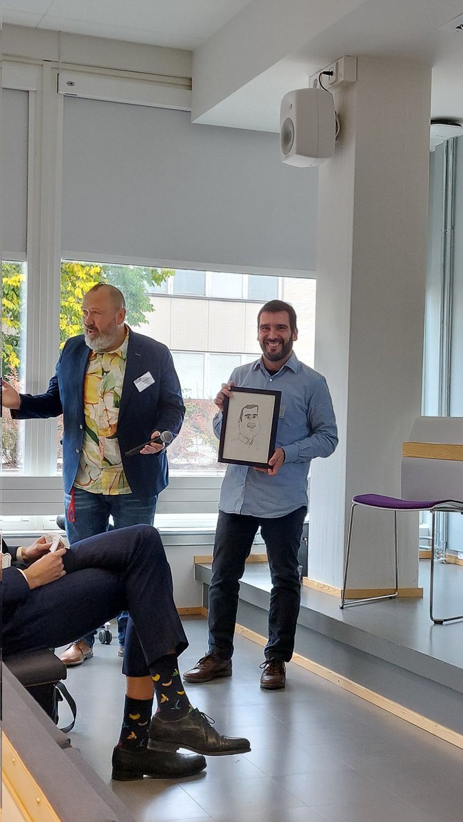 #NWB2022 1st keynote: 1. There's no true #altmetrics /#bibliometrics division 2. Alt #metrics don't have to be just tweets to papers 3. #Sociamedia &amp; #webometrics tools are unique windows to interactions between #science society 4. Not just #articles but actors &amp; engagements! 👏