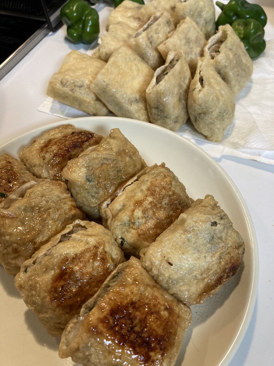 shippo0108's tweet photo. 油揚げ餃子🥟
餃子大好きだけど時間ない時には皮の代わりに油揚げを使うとかなり時間短縮に❗️
しかもめちゃくちゃうまい❤️
#おうちごはん
#料理記録
#餃子
#油揚げ
#食べる事大好き
#料理好きな人と繋がりたい https://t.co/QREOcSl2qR