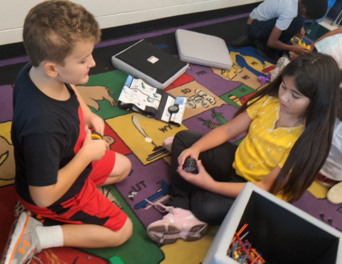 dist126_hg's tweet photo. Ms. Lanenga's fourth graders practicing their SEL skills in Choice Time. #weare126 #hornetstrong @dist126 @dist126_hg https://t.co/EivMC6I3kc