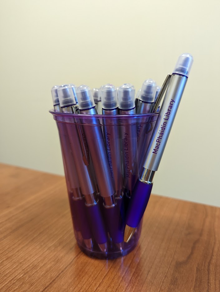 macphaidin_lib's tweet image. Have you claimed your FREE #MacphaidinLibrary tote bag and pens yet? Meet with a librarian and snag some free library swag (while supplies last)!

To make an appointment with a reference librarian, visit the library&apos;s myHill page!

#LibrarySwag #ReferenceLibrarians