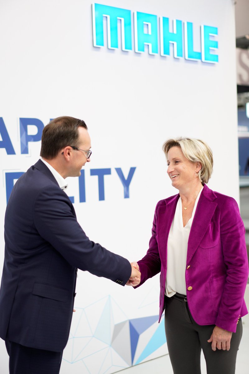 Vertriebschef Martin Wellhoeffer begrüßte heute die #Wirtschaftsministerin Baden-Württembergs Nicole Hoffmeister-Kraut (@WM_BW ) am #Mahle Stand der #iaatransportation2022 in #Hannover, um über unsere Wege zur klimaneutralen #Mobilitaet zu informieren. #WeShapeFutureMobility