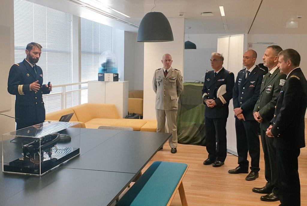 Agence_ID's tweet photo. 🤝 Le chef d'État-Major de l'armée israélienne, Aviv Kokhavi, a été reçu ce matin à l'innovation défense lab avec sa délégation ➡️ l'occasion de leur présenter l'Agence, ses enjeux, la #RedTeam défense et quelques projets d'#innovation. 

#cooperation #cohesiondefense https://t.co/Qc6rkQG9ik