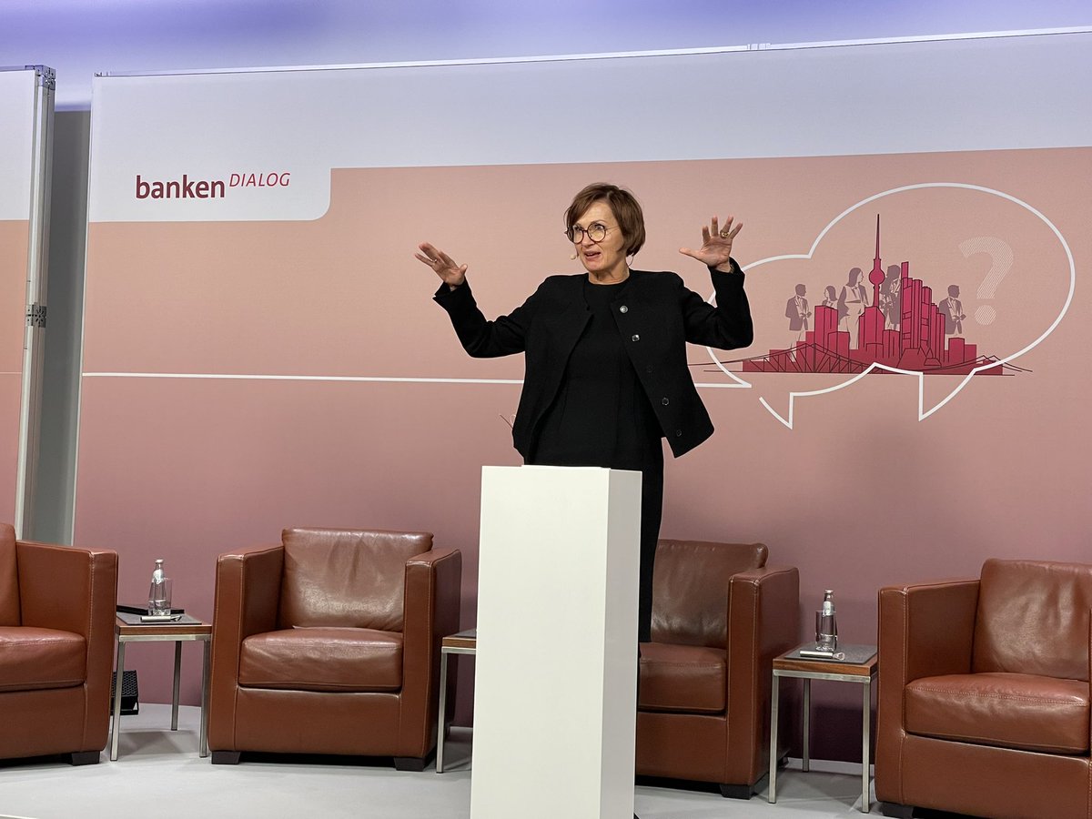„Ich bin für ein Fach Wirtscahft in der Schule!“ Oha, ein klarer Satz von keiner Geringeren. als Bundesbildungsministerin <a href="/starkwatzinger/">Bettina Stark-Watzinger</a> bei unserem BankenDIALOG #bankenlive zum Thema #finanzbildung <a href="/bankenverband/">Bankenverband</a>