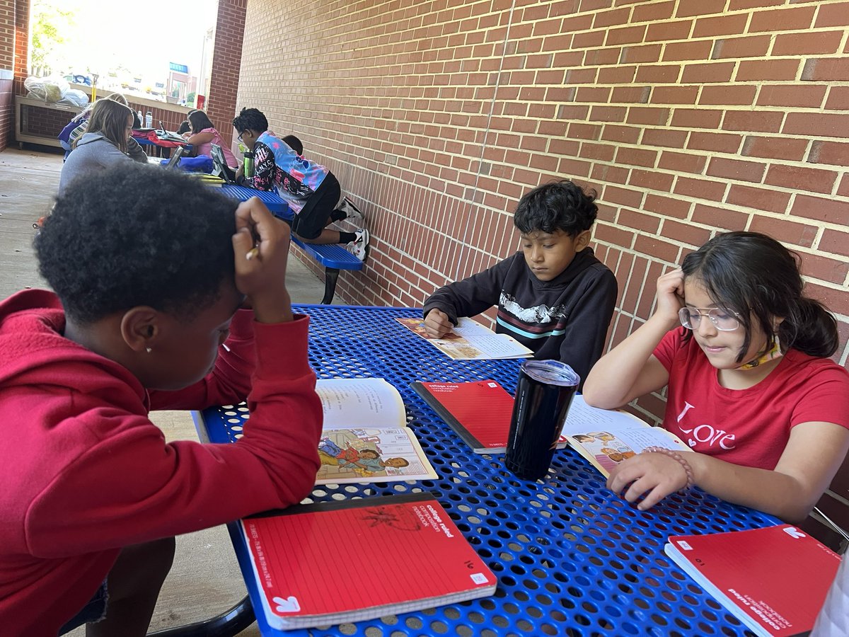 erin_rabon's tweet photo. Today my class enjoyed the outdoor classrooms during our literacy centers! https://t.co/lplUh6IJqk