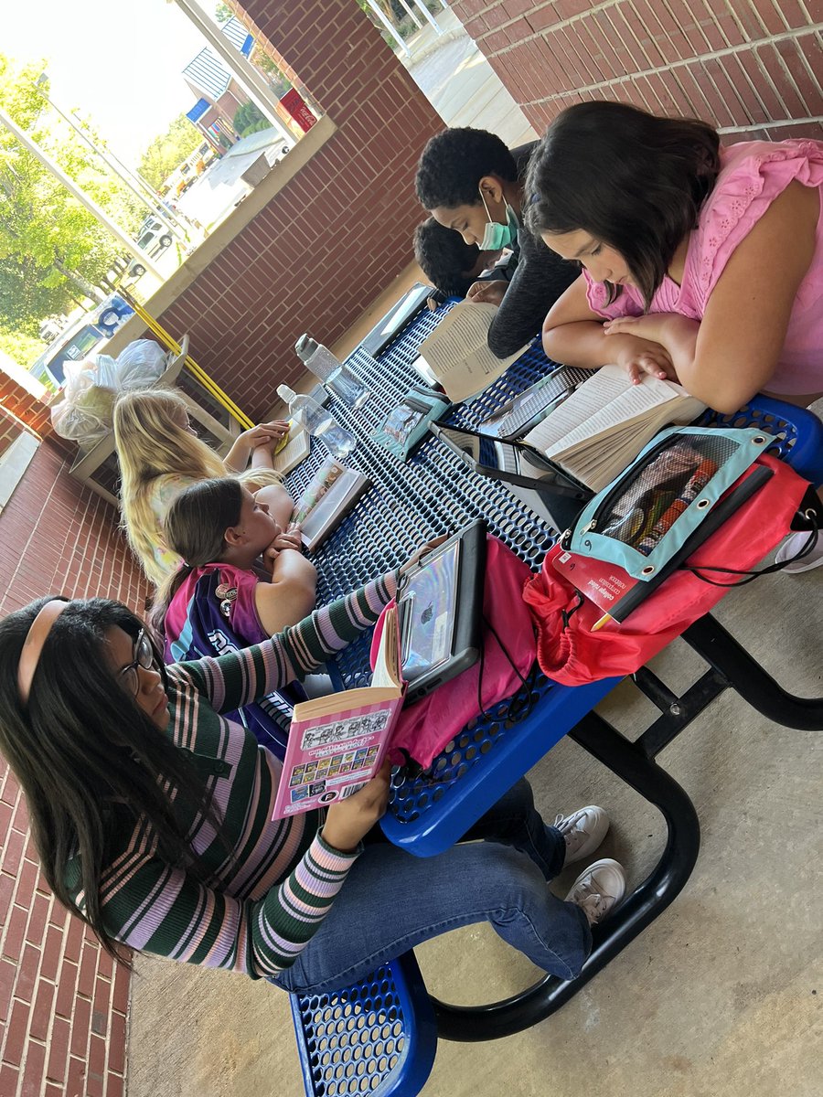 erin_rabon's tweet photo. Today my class enjoyed the outdoor classrooms during our literacy centers! https://t.co/lplUh6IJqk