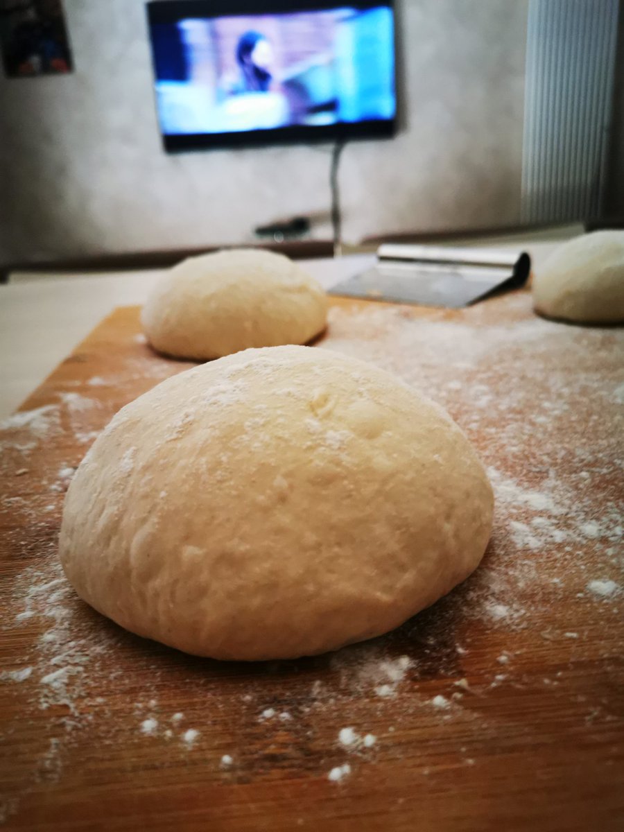PonzErica's tweet photo. Stasera pizza bianca fatta in casa con salsiccia e broccoletti...
#impasto #maniinpasta
#cena https://t.co/JzAFV5uoxM