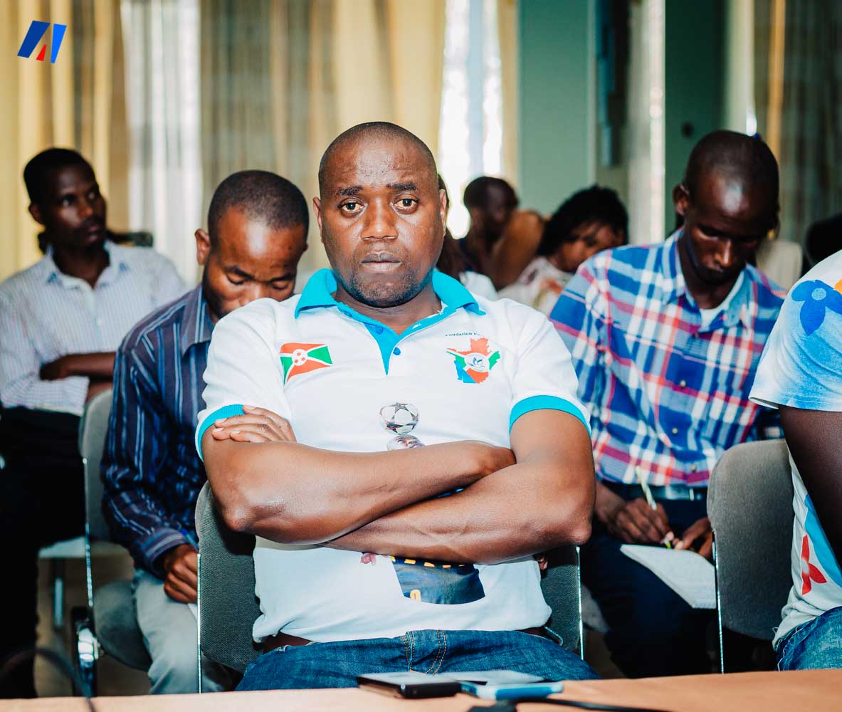 akezanet's tweet photo. Kenny Claude NDUWIMANA avugira amashirahamwe #COMEBU na #BME yimba ubutare mu ntara ya @KayanzaProvince , yemeza ko uretse kwimba ubutare , bakora ibikorwa vy'iterambere nko kwubaka amashurure, gusanura amavuriro, gukwiragiza amazi meza, kwubaka amabarara n'ibindi. https://t.co/mvm1w52Djg