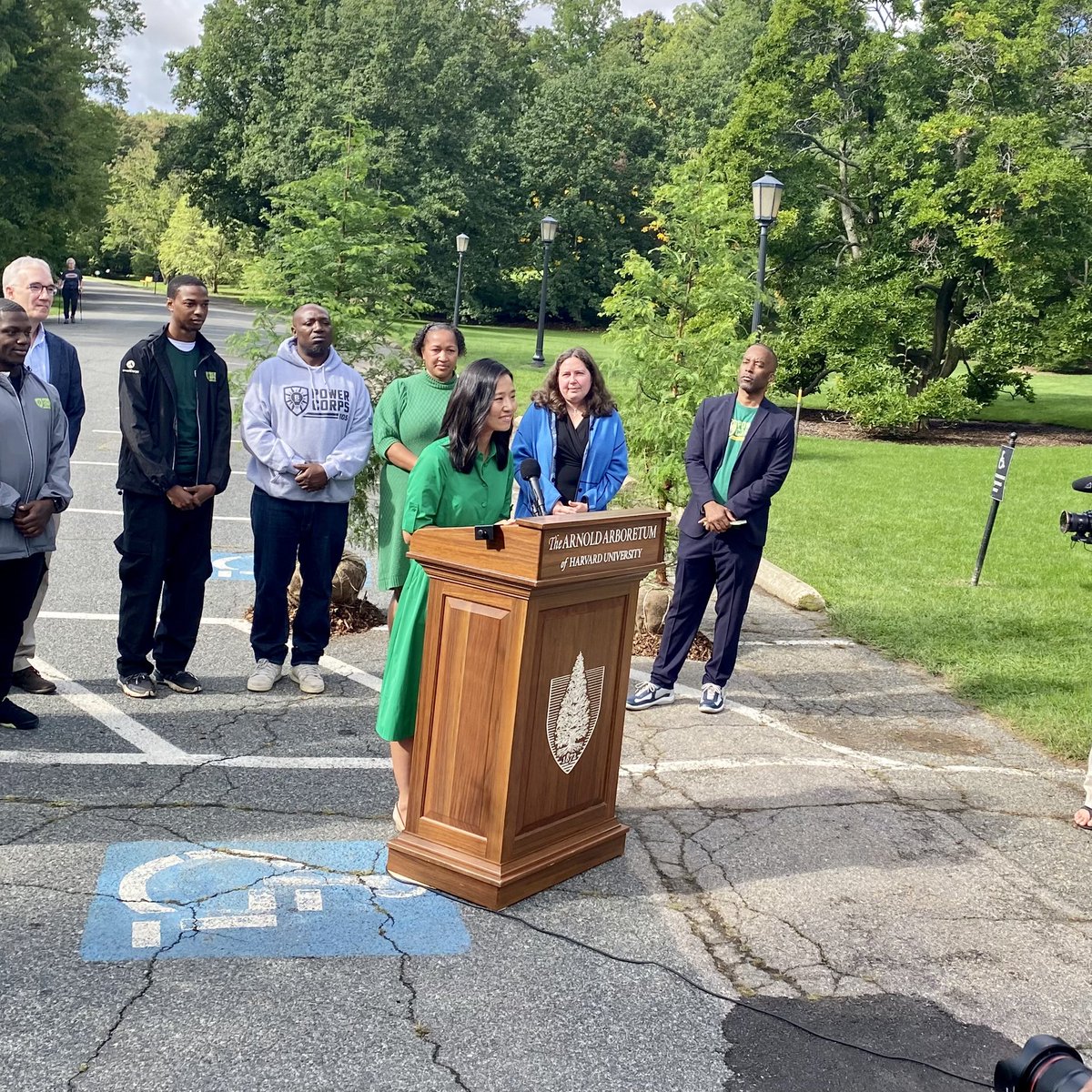BostonParksDept's tweet image. Today @MayorWu announced new measures to expand and protect @CityOfBoston’s tree canopy as part of Boston’s first Urban Forest Plan. Visit boston.gov/urban-forest-p… to learn more.
