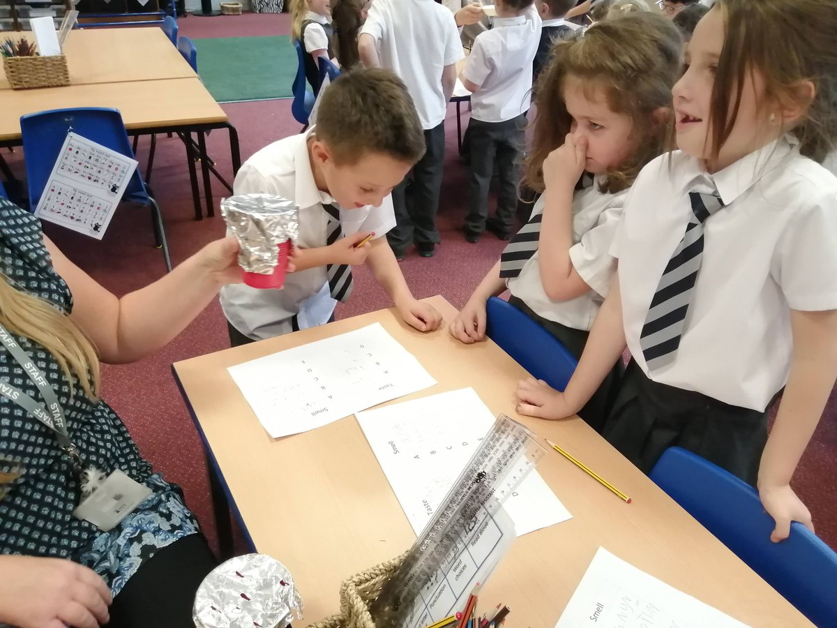 ABCPschool's tweet photo. #Class12R exploring using their senses #ABscience https://t.co/lmZZGrh2Nt