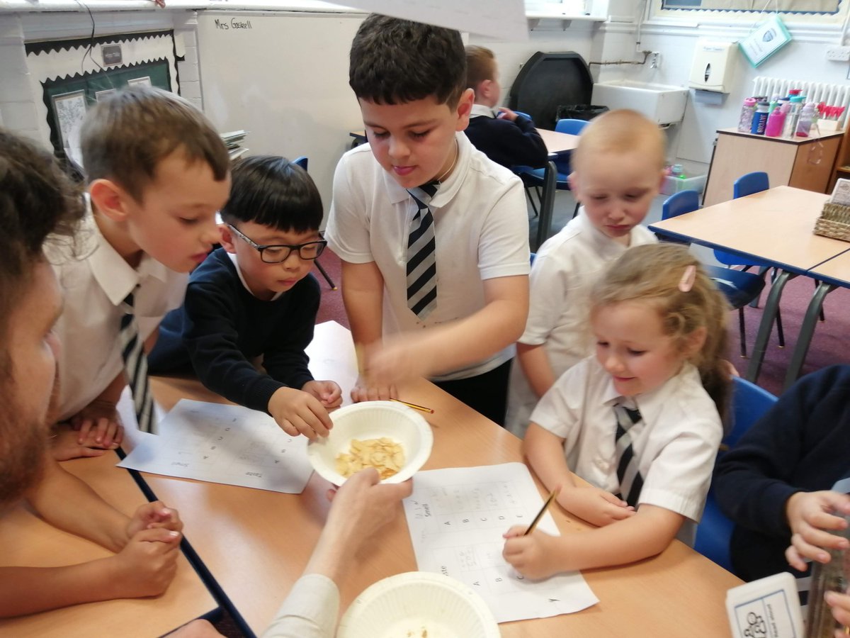 ABCPschool's tweet photo. #Class12R exploring using their senses #ABscience https://t.co/lmZZGrh2Nt