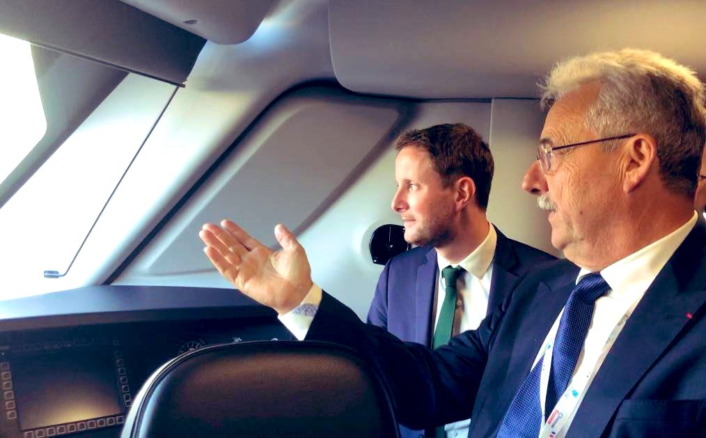 #Mobilité | La transition écologique, ce sont aussi nos champions industriels qui inventent et innovent. 
Merci aux équipes d’<a href="/Alstom/">Alstom</a> de leur accueil au salon #Innotrans : trains du quotidien plus confortables, trains à hydrogène… Investir pour améliorer la vie et l’avenir 🌳🚅