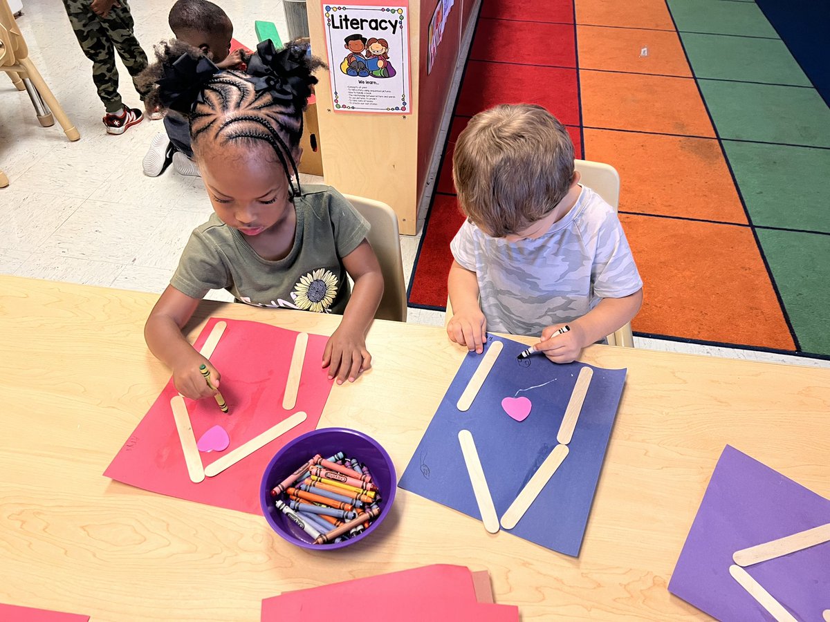 AmandaWaggoner3's tweet photo. Drawing our families in our house! ❤️ @EaglesSouthwest @MsBryant19 https://t.co/Gj4dKodglS