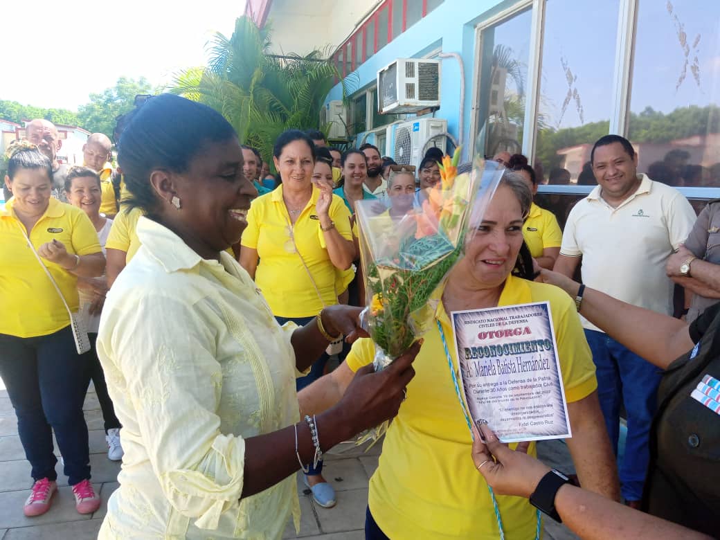 islavisionicrt's tweet photo. 🙋🏿‍♂️🎂👏El colectivo laboral de la Corporación Cimex de #IslaDeLaJuventud celebró, junto a la máx. dirigente de la @CubaCentral en el territorio, Yusmary Olivera, el aniv.51 de la creación del Sindicato Nacional de Trabajadores Civiles de la Defensa.
#CubaVive
✍🏻y📸Linet Gordillo https://t.co/5h4pdh4L8E