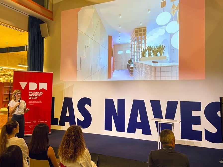 "Es tractava de generar un ambient de benestar. Pensem en com connectar l'objecte amb la memòria, per a crear un ambient infantil, però que és un lloc on als adults els agrada", <a href="/vitale_estudio/">vitale</a>, Clínica Dental Infantil, #DiseñoImpactoPositivo
#VDW22 #streetfestivalvalencia
➕👇