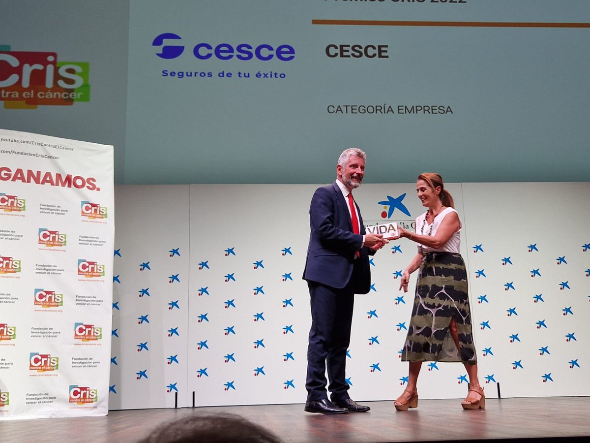 cesce_es's tweet photo. La fundación @criscancer nos otorga, junto a @informa, el #PremiosCRIS2022 en Categoría Empresa🏆.
Lo recoge nuestro presidente, Fernando Salazar, de manos su directora, Marta Cardona.
¡¡Muchísimas gracias!!🥰
#HacemosValorResponsable #PremiosVIDA #PremiosCRIS https://t.co/LjnXwrJc1j