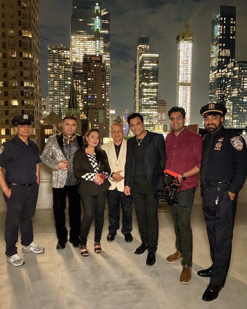 Yasir_Akhtar_'s tweet photo. Filming in #Manhattan, #NewYork on a rooftop for our upcoming movie #Mukammal with our stars; including the first Pakistani Deputy Chief of NYPD - #NasirSaleem , #AtiqUrRehmanQadri, #SonuButt, #NaziaJahan, #AliAkbar & #KaiserSharif. Need your warm wishes! #PakistanZindabad !🇵🇰❤️ https://t.co/65wshaidZC