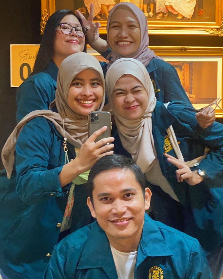 Ilovaaaaaaa's tweet photo. Akhirnya punya foto berlima, setelah sebulan yang lalu tatap muka perdana. 

*sebelum ketemu udah punya grup WhatsApp dari bulan Juni 🤭 https://t.co/Iy1LZdI2Xy