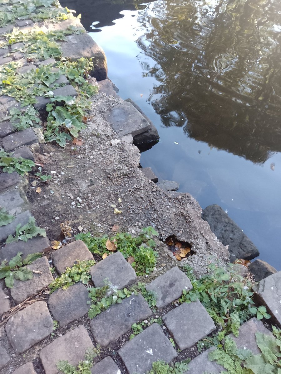TommyHigson1's tweet photo. Rochdale Towpath Taskforce! ๐
We repaired a damaged washwall and replaced the cobbles that were missing๐ช
Incredible work and amazing effort from everyone! ๐ฏ
#volunteering #leadvolunteer #Rochdale #GreaterManchester #VolunteerByWater #lifesbetterbywater #ActNowForCanals https://t.co/G1H5gqV2Mw