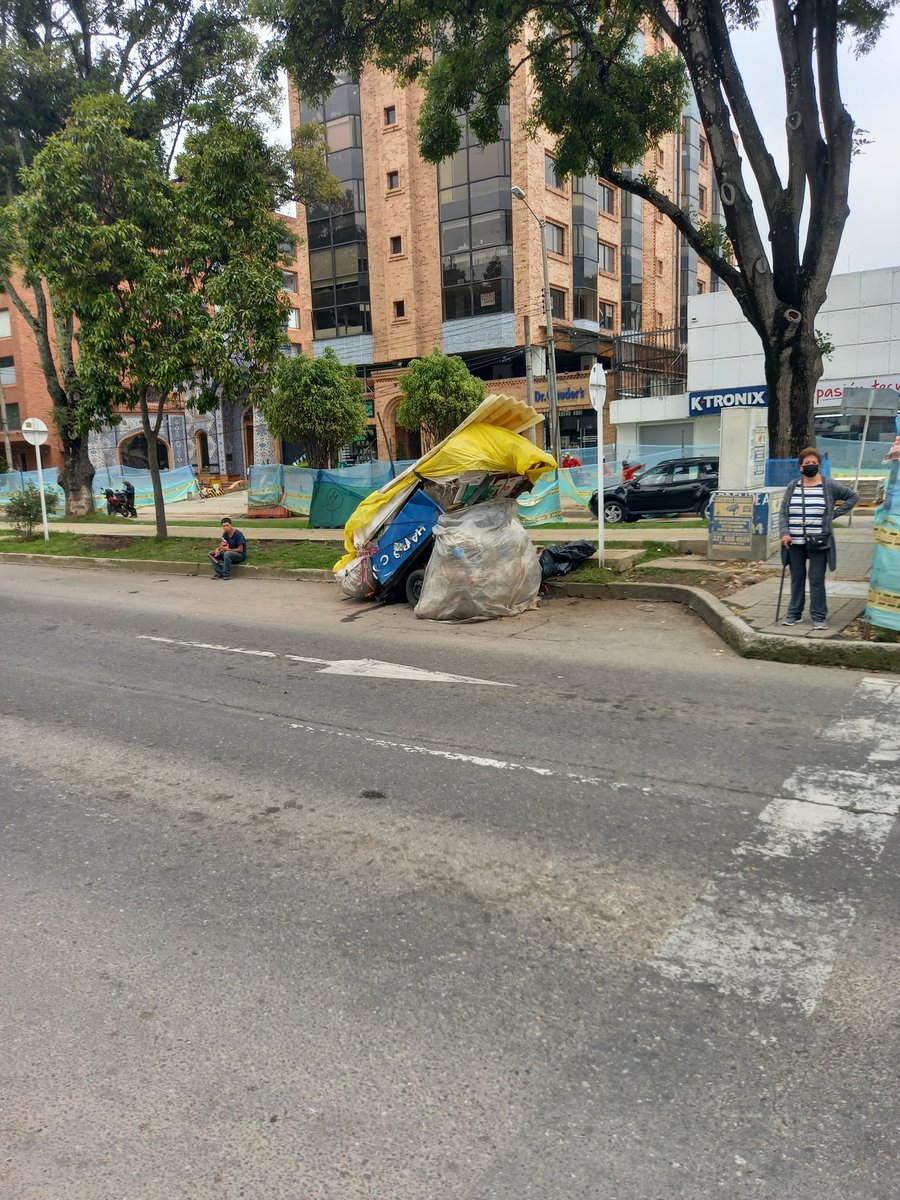 AdrianaxFallaLl's tweet photo. Su usted que paga impuestos invade el espacio público no tiene perdón,  pero si es reciclador, vendedor ambulante o está bajo la ilegalidad 😶‍🌫️ no pasa nada😡
Este señor lleva 8 días ocupando este espacio en la Cll94 con crr15 y??? @AlcaldChapinero
@DadepBogota https://t.co/goLOaeEeY0