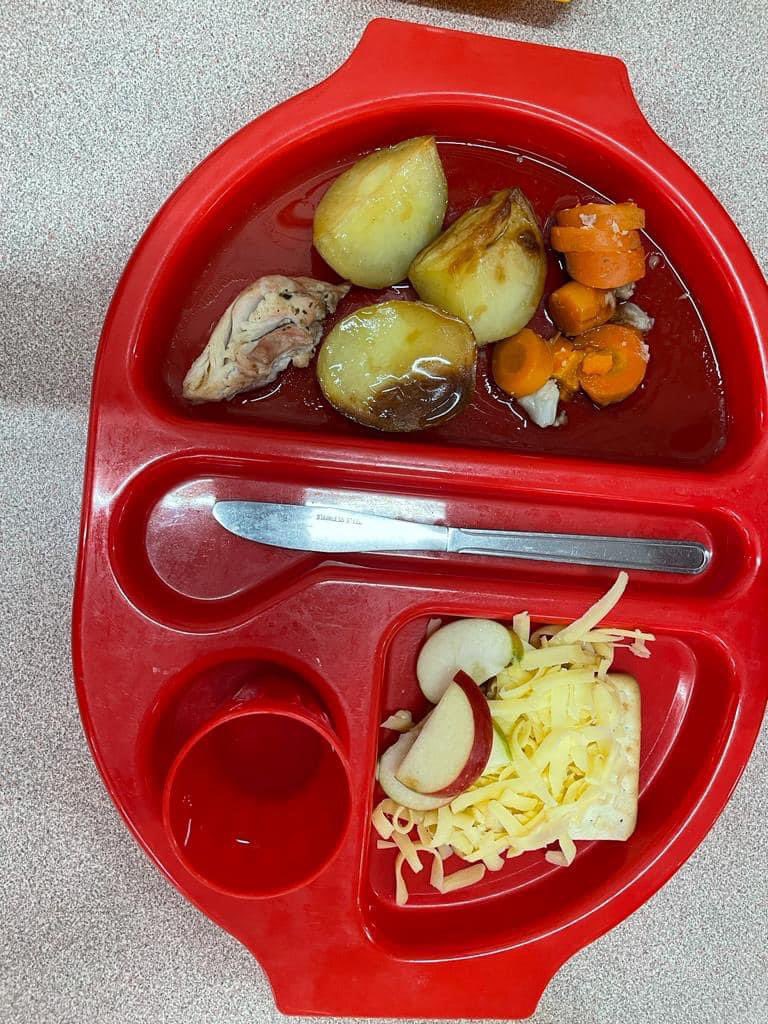 hellomrsh's tweet photo. @caterlink_ltd I am absolutely appalled by the meals being served up at my daughters Junior school in Kent. This portion size for children from reception to year 6. Would appreciate your thoughts. https://t.co/t8X5bGZ8wa