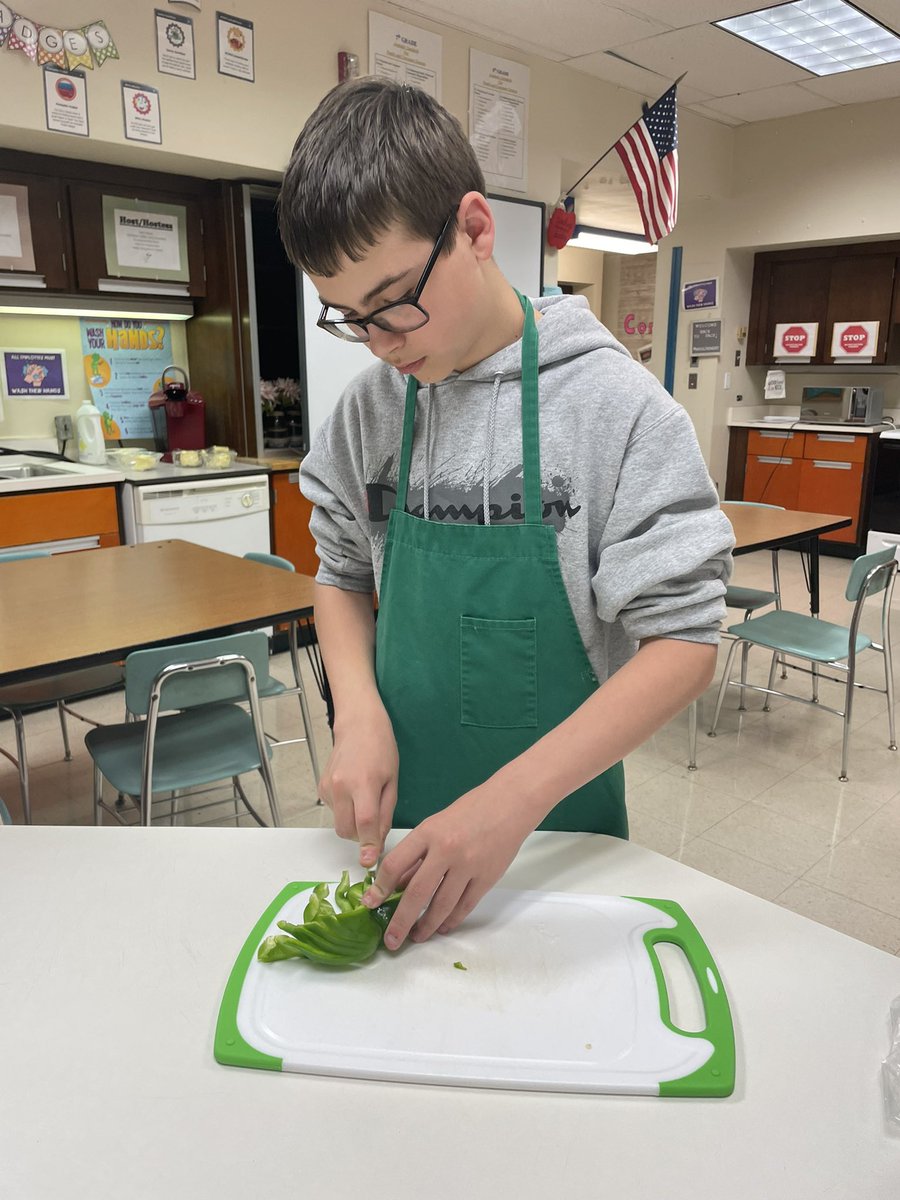 MrsLinnertFACS's tweet photo. Dicing peppers like a pro 🫑🫑🫑@WEARECMS25 https://t.co/Q70pcckN6M
